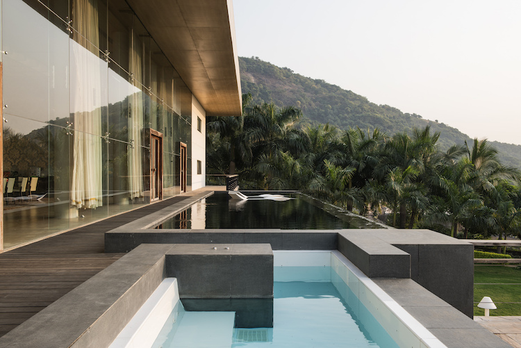piscine infinie bain à remous villa mumbai